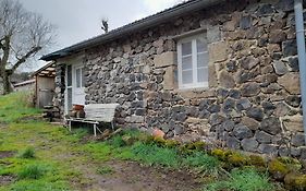 maisonnette pres des bois